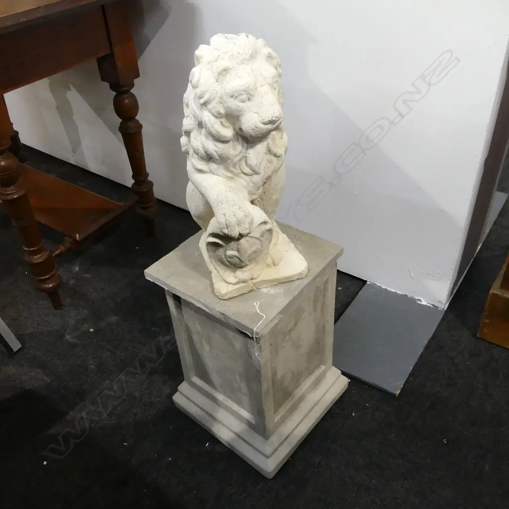 CONCRETE LION ON PEDESTALGARDEN ORNAMENT H800 MM Image 1++