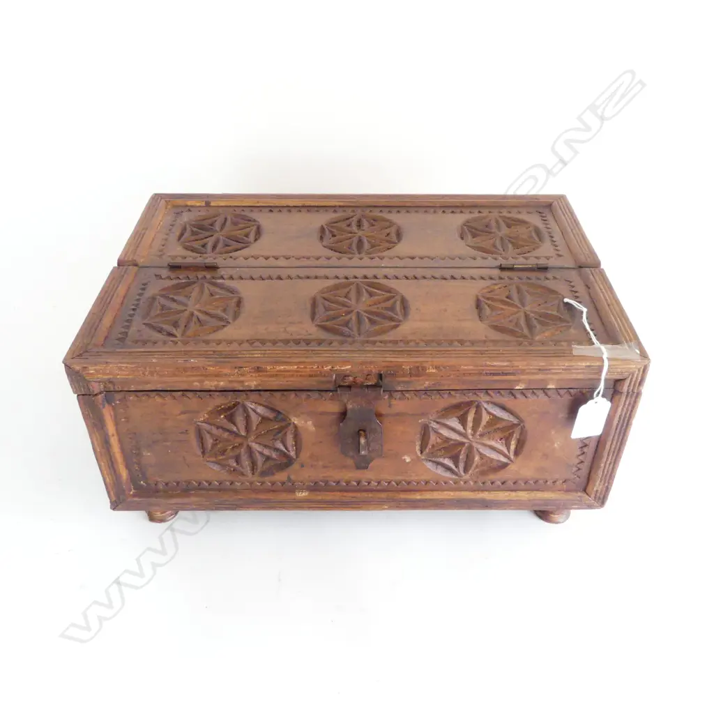 INDIAN CARVED WOODEN BOX ON FEET 390 x 260 x 190mm Image 1++