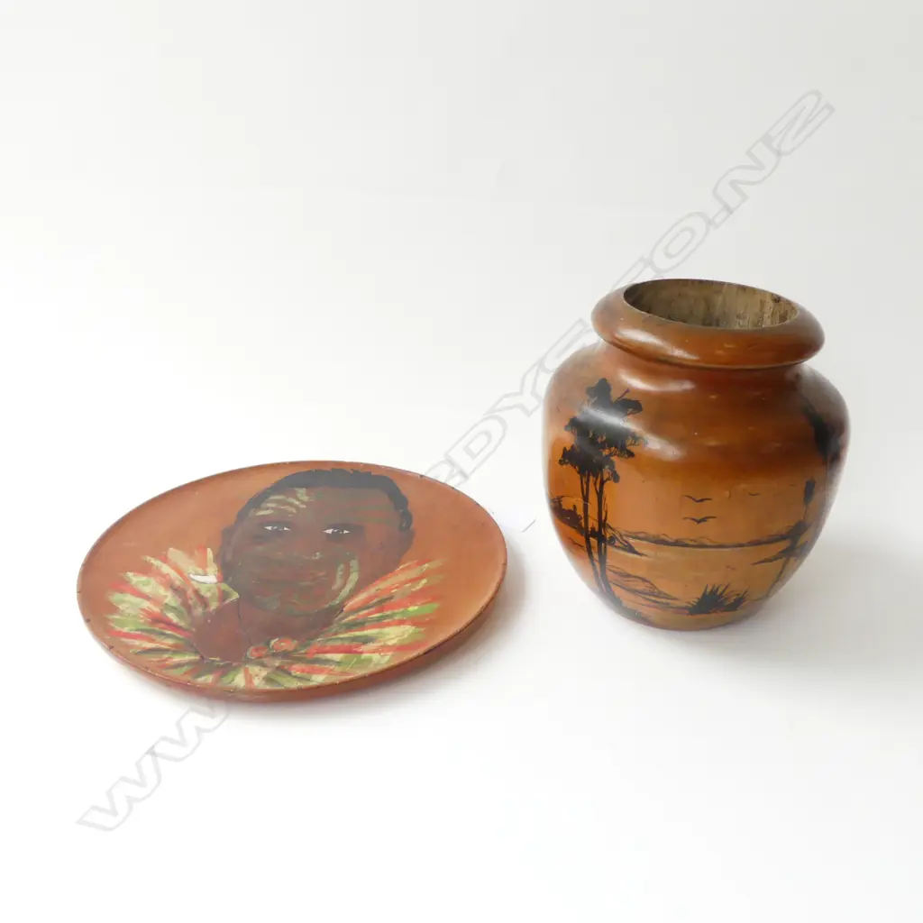 NZ MAORI FOLK ART KAURI CHIEF PLAQUE & MAORI VILLAGE SCENE VASE SIGNED, D.280MM & H.200MM Image 1++