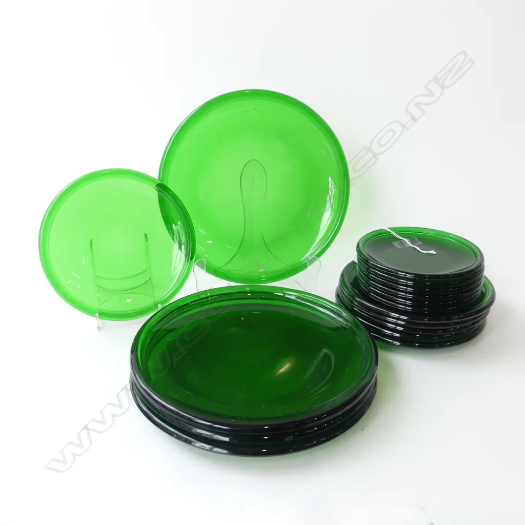 16 GREEN GLASS PLATES; 4x255mm dia Image 1++