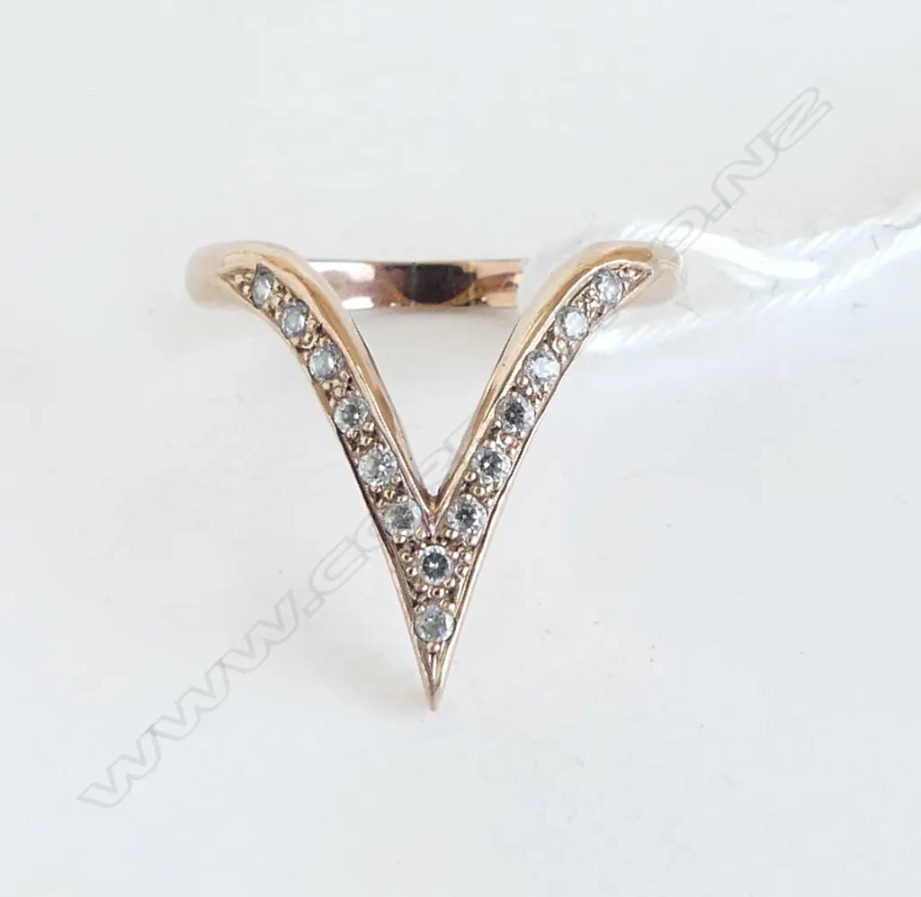 9CT ROSE GOLD RING w. V SHAPE DESIGN  with CZ STONES 2.7gms SIZE M Image 1++