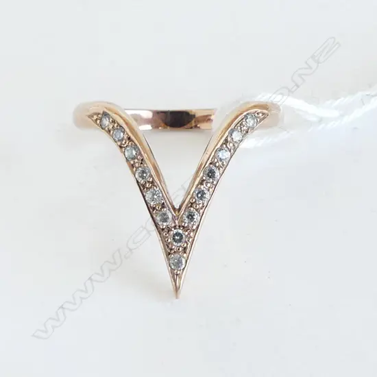 9CT ROSE GOLD RING w. V SHAPE DESIGN  with CZ STONES 2.7gms SIZE M