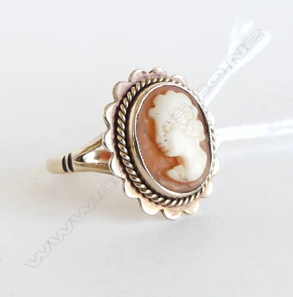 9ct CAMEO RING  3.3gms SIZE M 1/2 SHELL HAS HAIR LINE CRACKS Image 1++