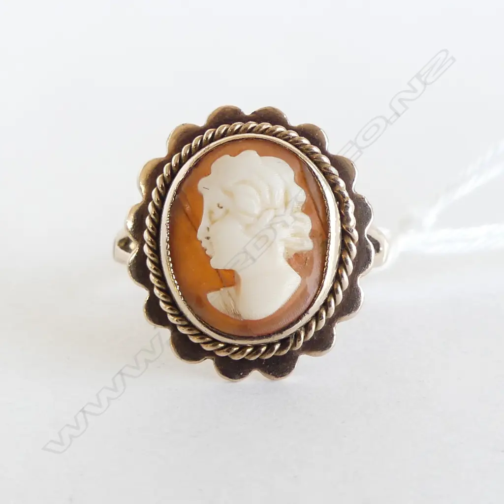 9ct CAMEO RING  3.3gms SIZE M 1/2 SHELL HAS HAIR LINE CRACKS Image 1++