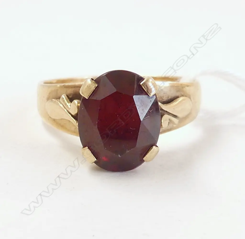 9ct GARNET RING  3.4gm SIZE N Image 1++
