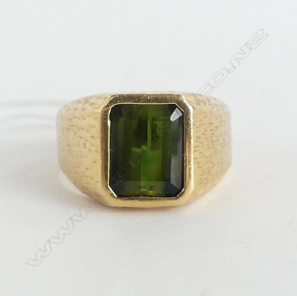 18ct GOLD HANDMADE GENTLEMEN'S RING with GREEN TOURMALINE EMERALD CUT  8.5gm size T Image 1++