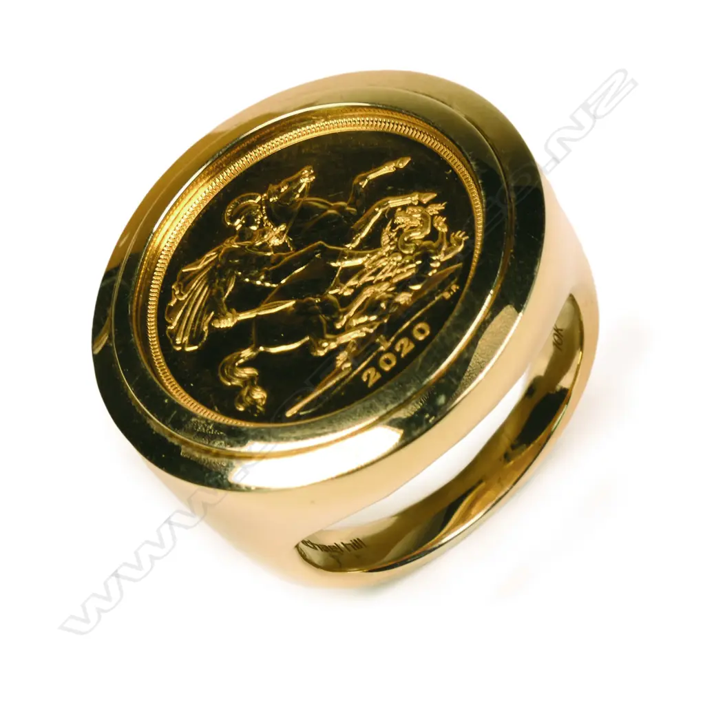 A 10ct gold sovereign ring, Image 1++
