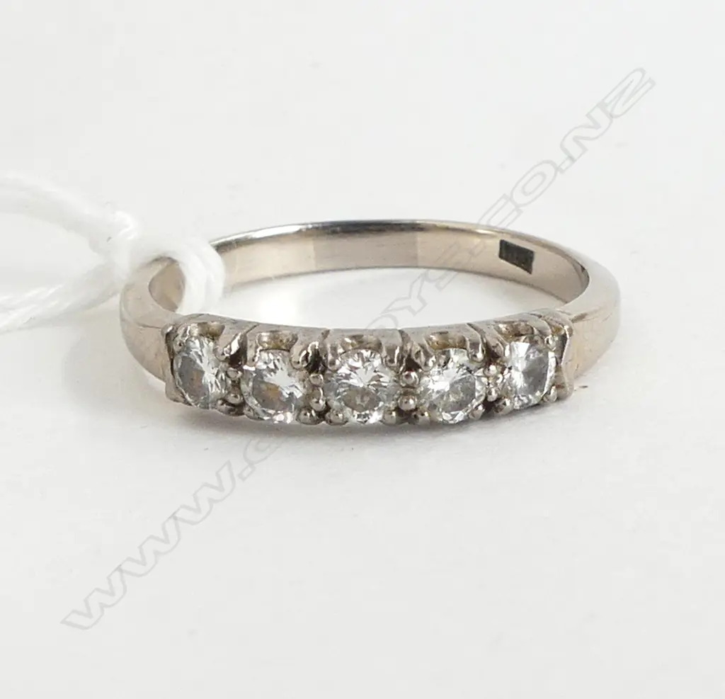 18ct W/GOLD 5 DIAMOND BRILLIANT CUT SQUARE MOUNTED RING 3.4gms size Q Image 1++