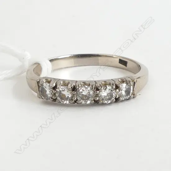 18ct W/GOLD 5 DIAMOND BRILLIANT CUT SQUARE MOUNTED RING 3.4gms size Q