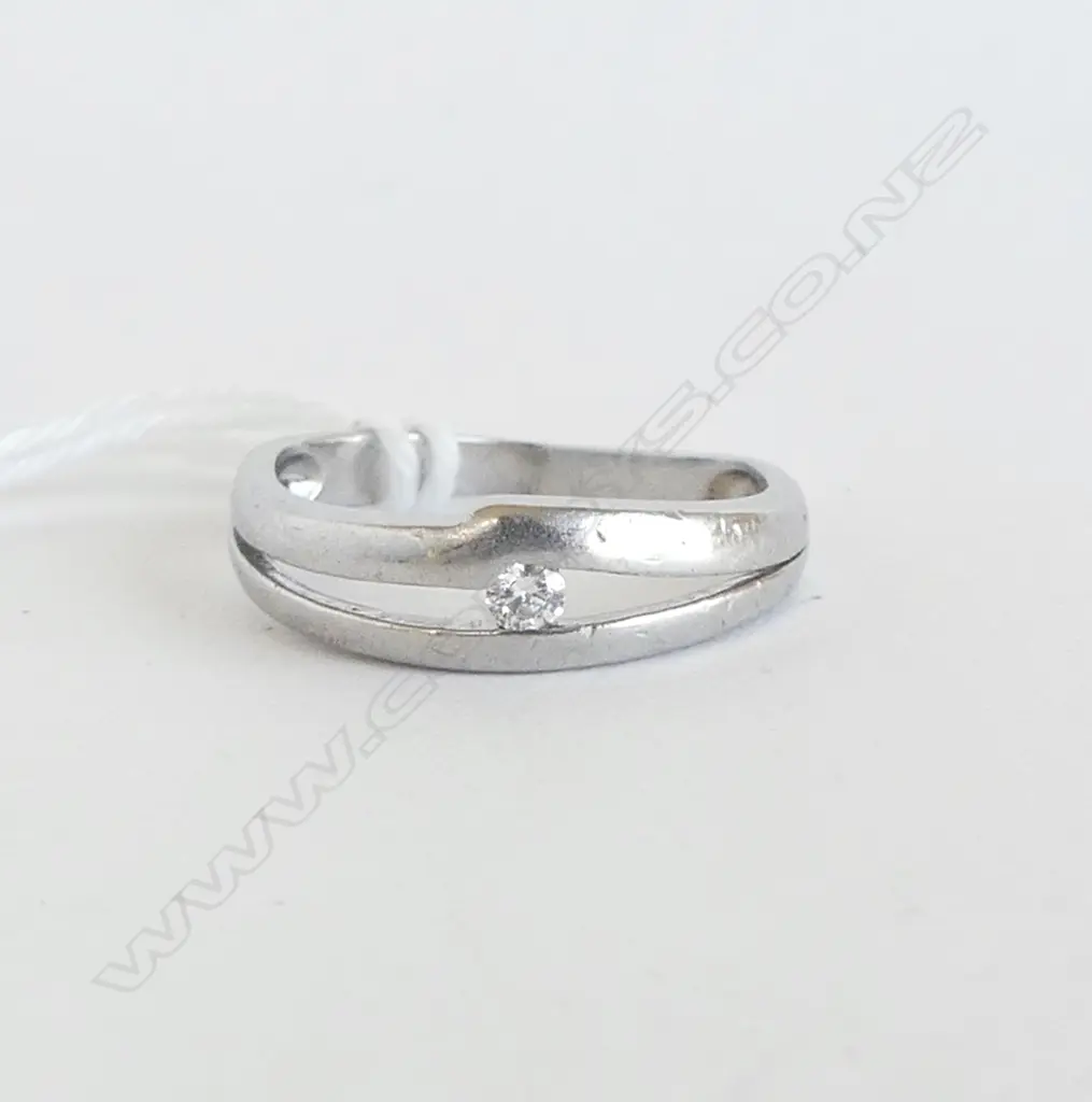 950 PLATINUM DIAMOND RING  4gms SIZE K Image 1++
