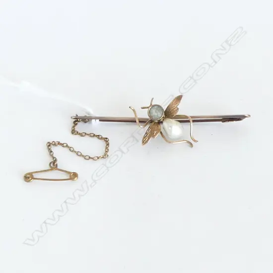 9CT BUG BAR BROOCH  WITH PEARL;W.60mm, 2.8gms