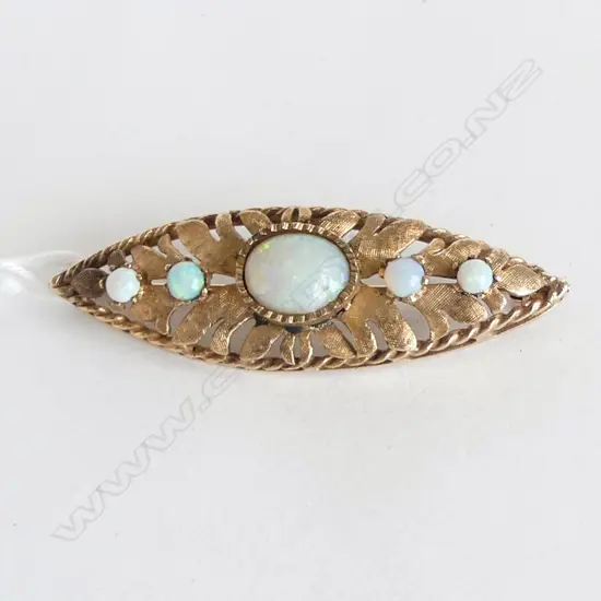 14CT OPAL BROOCH W.50mm, 8.2gms CHIP TO CENTRE OPAL.