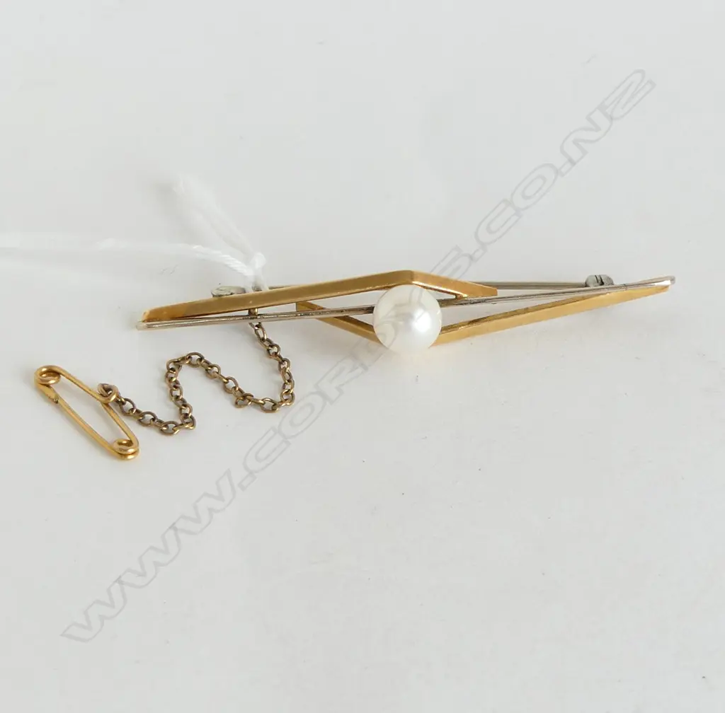 18CT  Y/W GOLD WHITE PEARL BAR BROOCH W.65mm, 5.3gms Pearl size 7.83 mm Image 1++