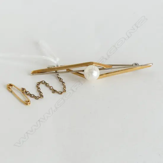 18CT  Y/W GOLD WHITE PEARL BAR BROOCH W.65mm, 5.3gms Pearl size 7.83 mm