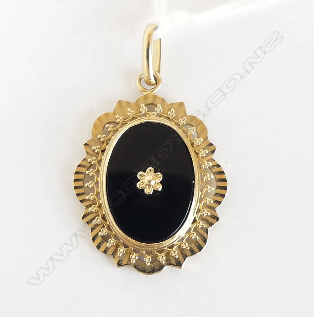 18ct GOLD & ONYX OVAL PENDANT radiating scroll frame 4.14gmd Image 1++