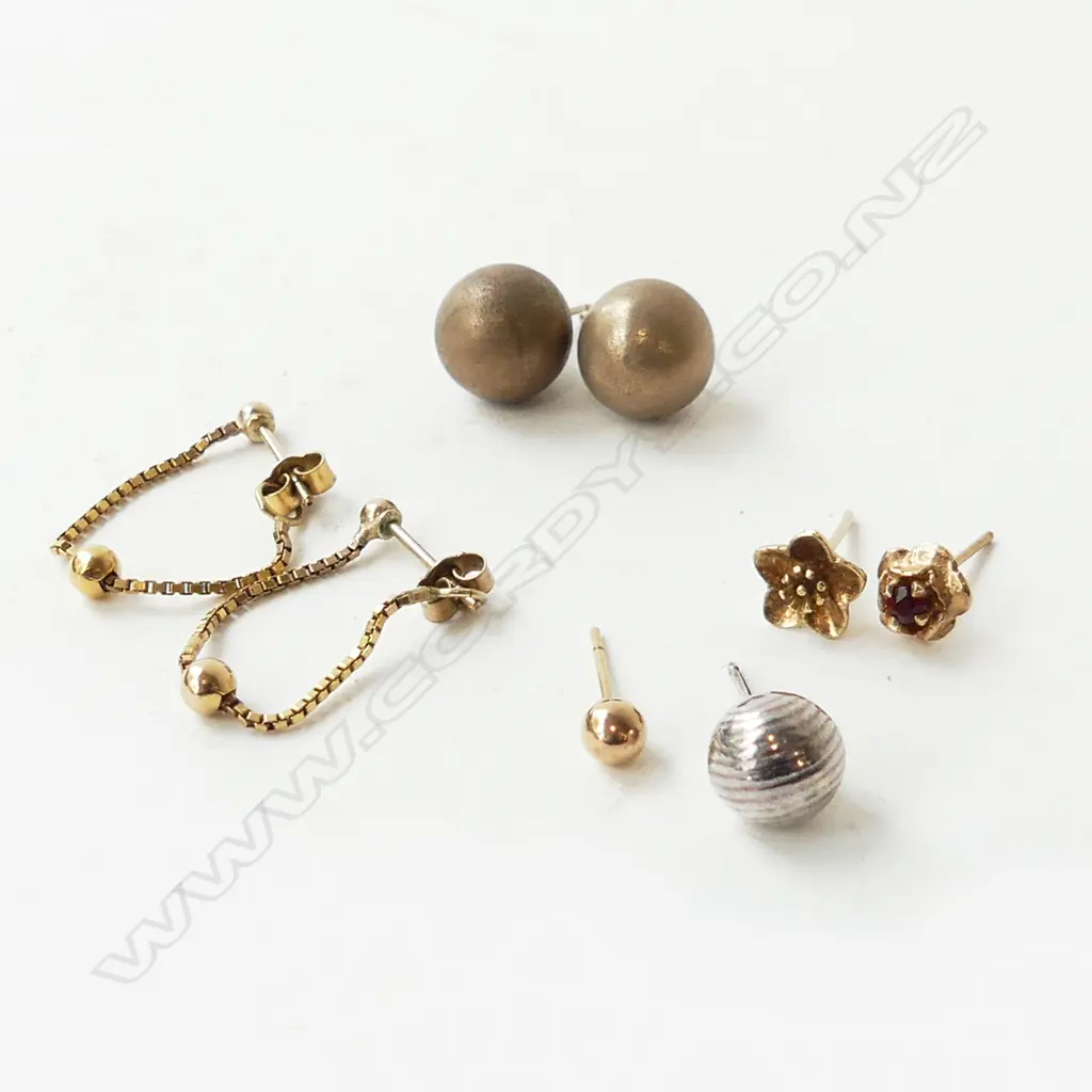 2 PRS GOLD EARRINGS, 3 SINGLE, OTHER 3.3gms Image 1++