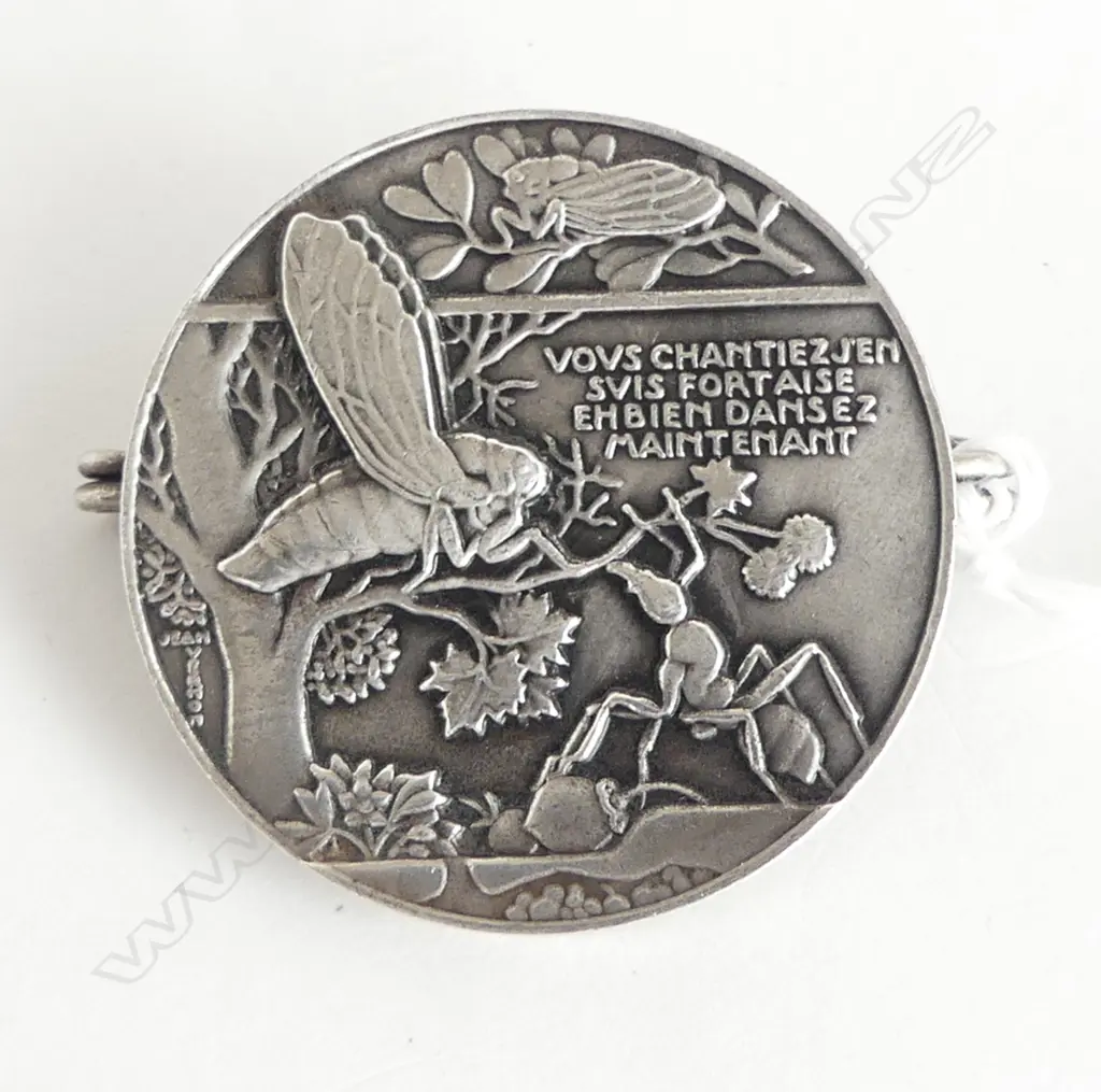 FRENCH c.1930s SILVERED BRONZE MEDAL COAT BROOCH BY JEAN VERNON, GRASSHOPPER & ANT ALLEGORICAL SUBJECT DIA.40mm Image 1++