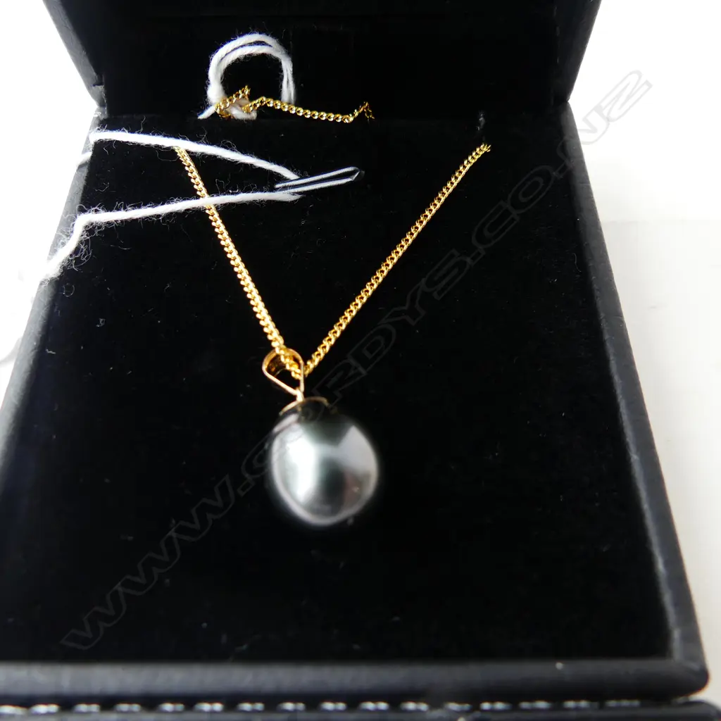 BLACK PEARL PENDANT NECKLACE ON SILVER GILT CHAIN Image 1++