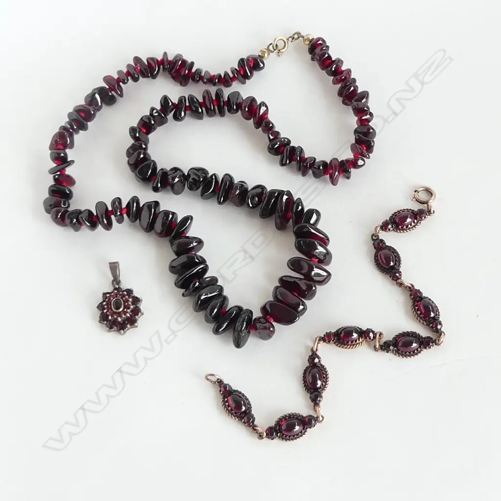 **RTV**  3 PC GARNET JEWELLERY; HAND KNOTTED NECKLACE, BRACELET & PENDANT Image 1++