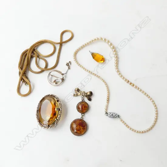 JEWELLERY PCS; SILVER GILT/AMBER-LIKE BROOCH, LRG COAT BROOCH & 9ct BROOCH w BLUE STONE (damaged) 1.6gm ETC