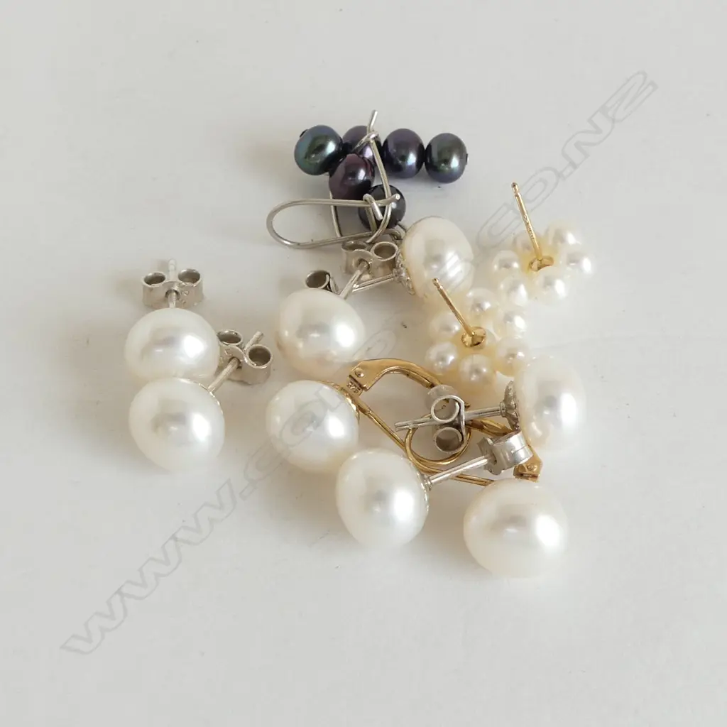 6 PRS PEARL EARRINGS Image 1++