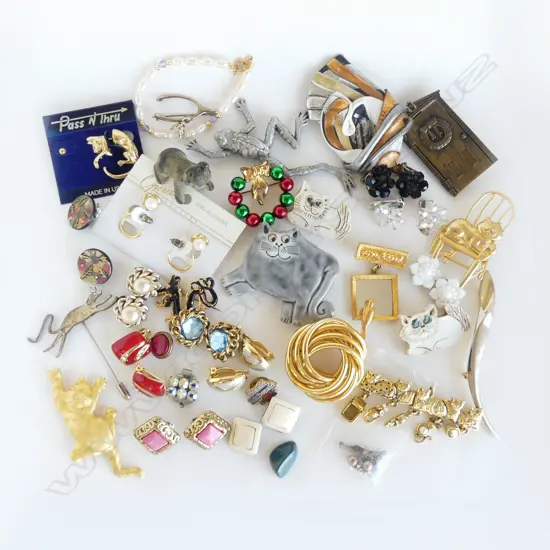 COLLECTION COSTUME JEWELLERY; EARRINGS & BROOCHES (MANY CAT BROOCHES)