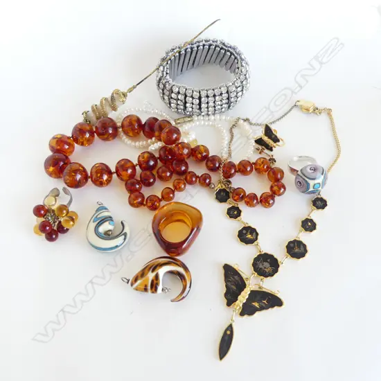 COSTUME JEWELLERY INCL. PR 9CT EARRINGS, 0.6grms, AMBER NECKLACE