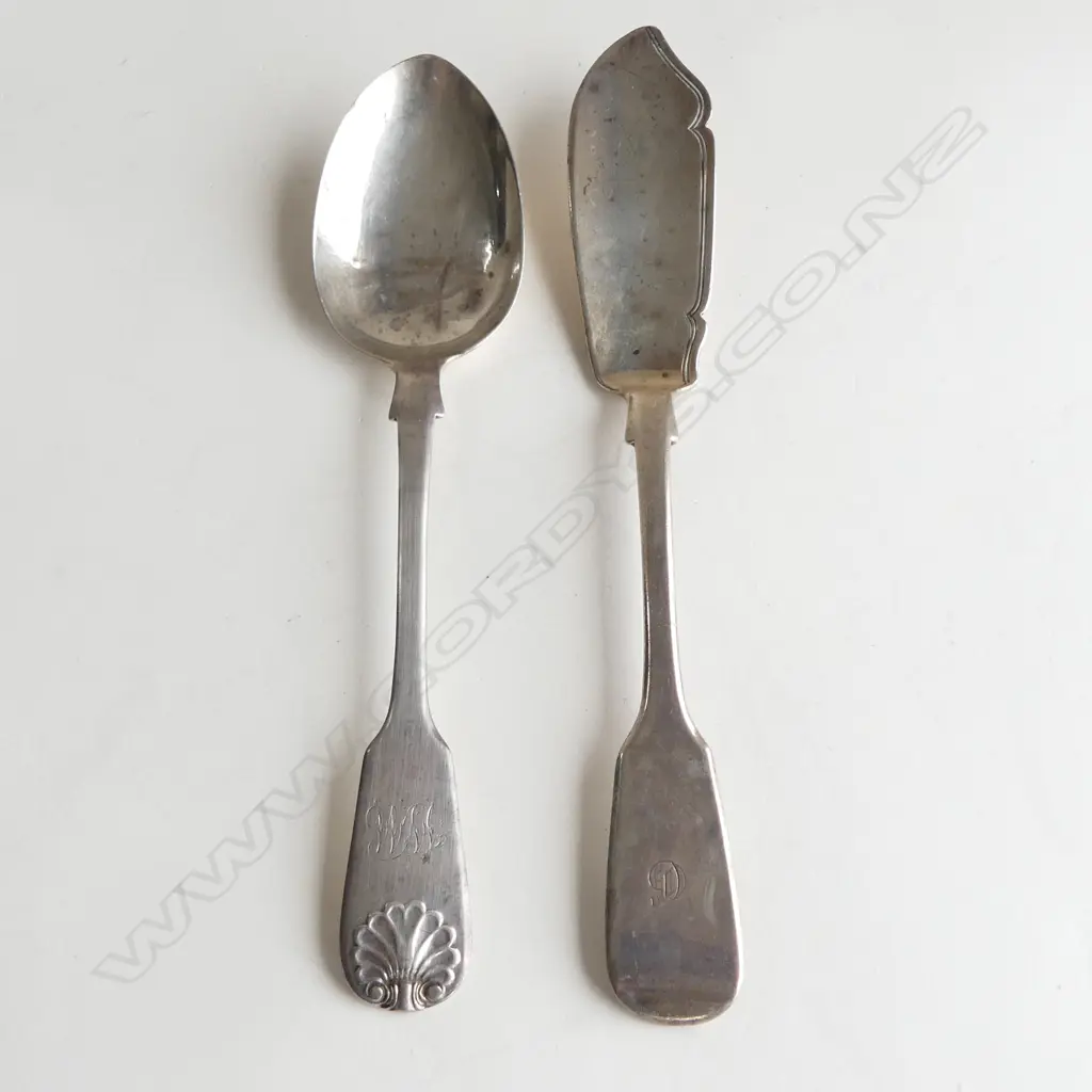 VICT S/SILVER BUTTER KNIFE & DESSERT SPOON 86GMS Image 1++