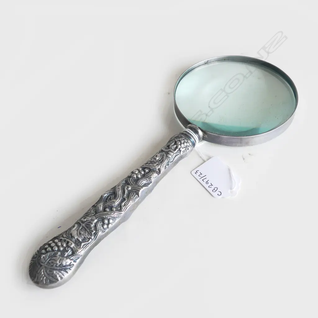 LARGE PEWTER HANDLED MAGNIFYING GLASS L260MM Image 1++