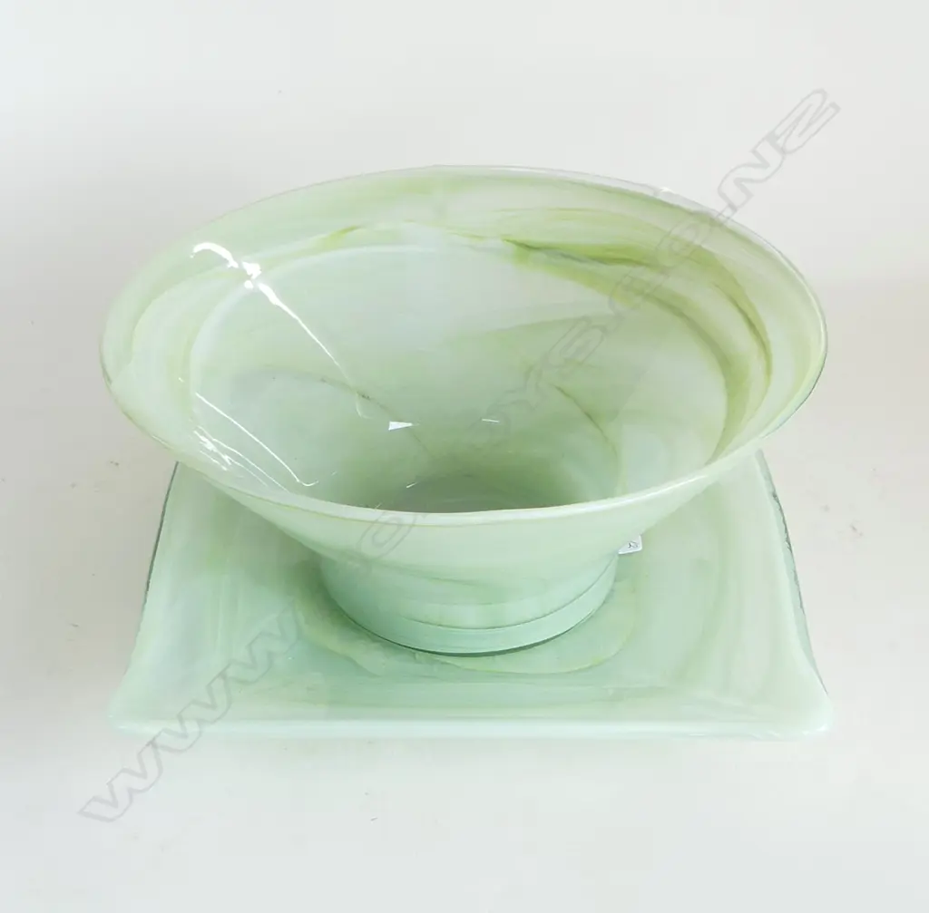 LG GRN ART GLASS BOWL & PLATE SET, DIA.280mm  x 130mm (bowl) DIA.260mm (dish) Image 1++
