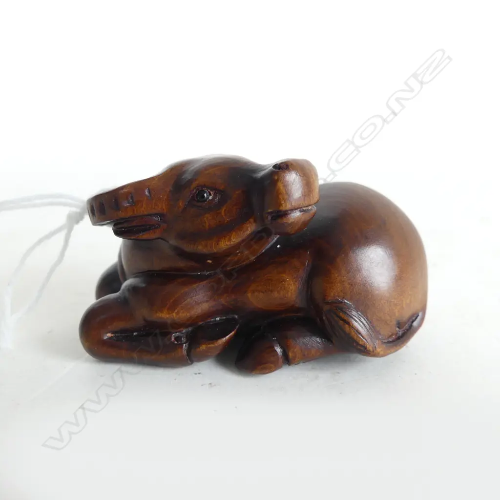 JAPANESE CARVED WOOD NETSUKE recumbent WATER BUFALLO head turning left Image 1++