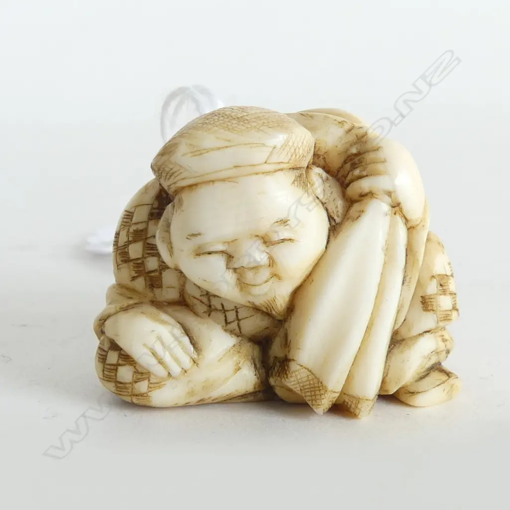 JAPANESE CARVED IVORY NETSUKE of the GOD DAIKOKU with SACK Image 1++