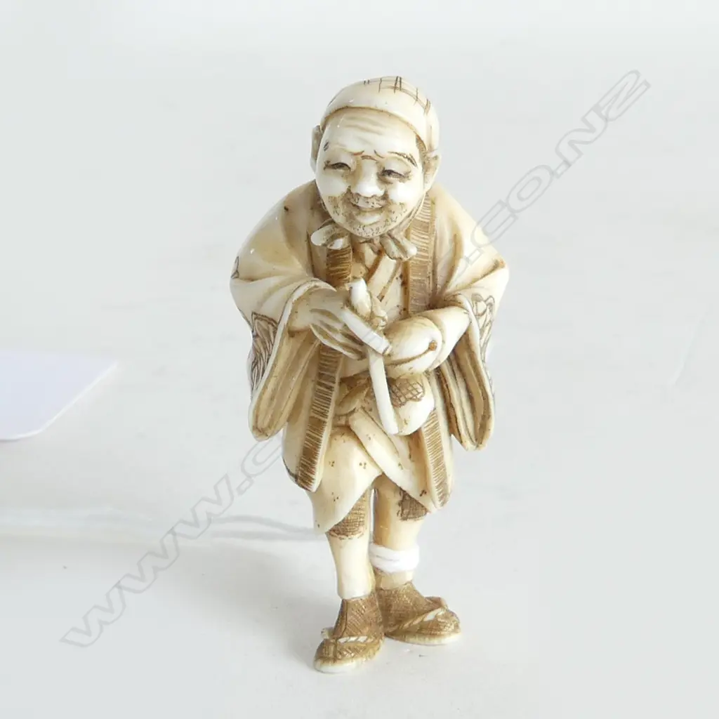 JAPANESE CARVED IVORY NETSUKE  MAN W PIPE Image 1++