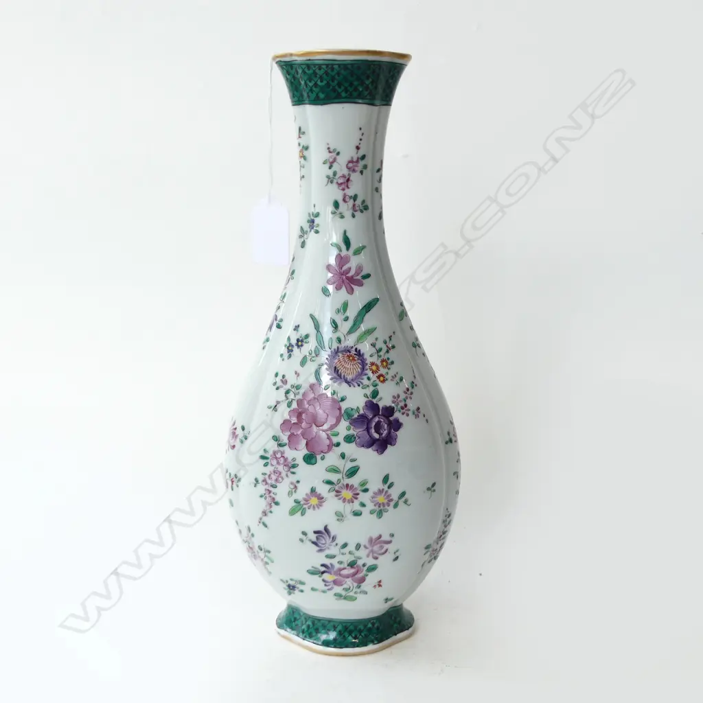 ORIENTAL VASE w. FLORAL DECORATION H.325mm, SIGNED TO BASE Image 1++