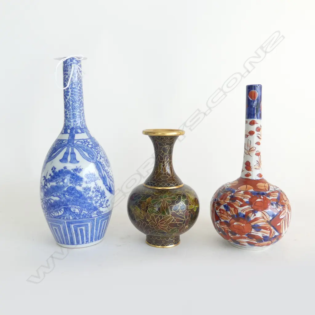 3 ORIENTAL VASES; CLOISONNE, IMARI, B/W H.210mm Image 1++
