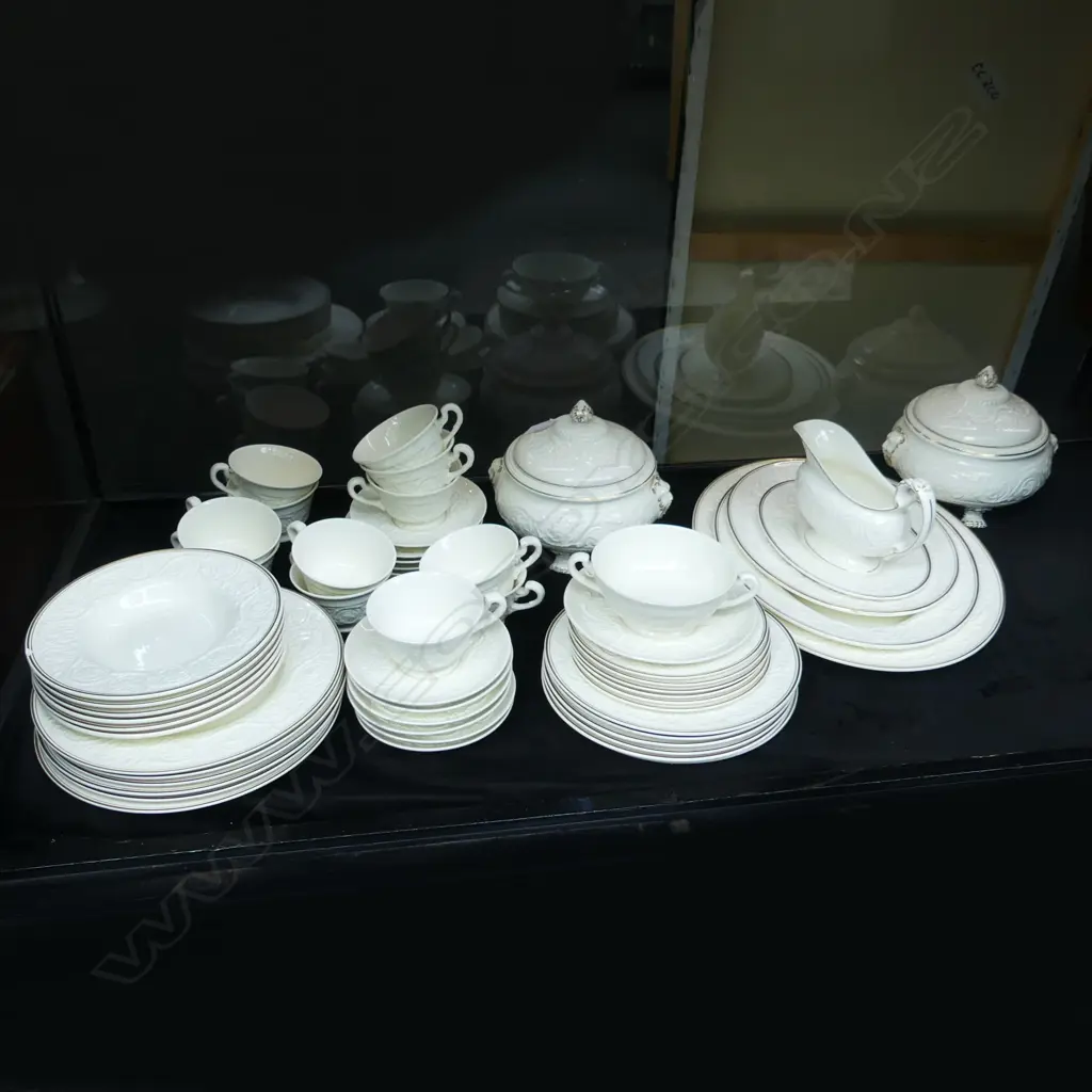 WEDGWOOD 'PATRICIAN' DINNER SERVICE Image 1++