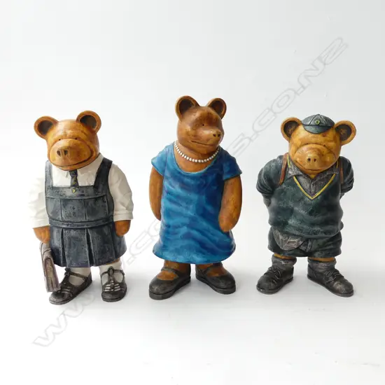 THREE CERAMIC BRYAN JONES BEARS; MOTHER BEAR & TWO SCHOOL CHILDREN, H.280mm (tallest)