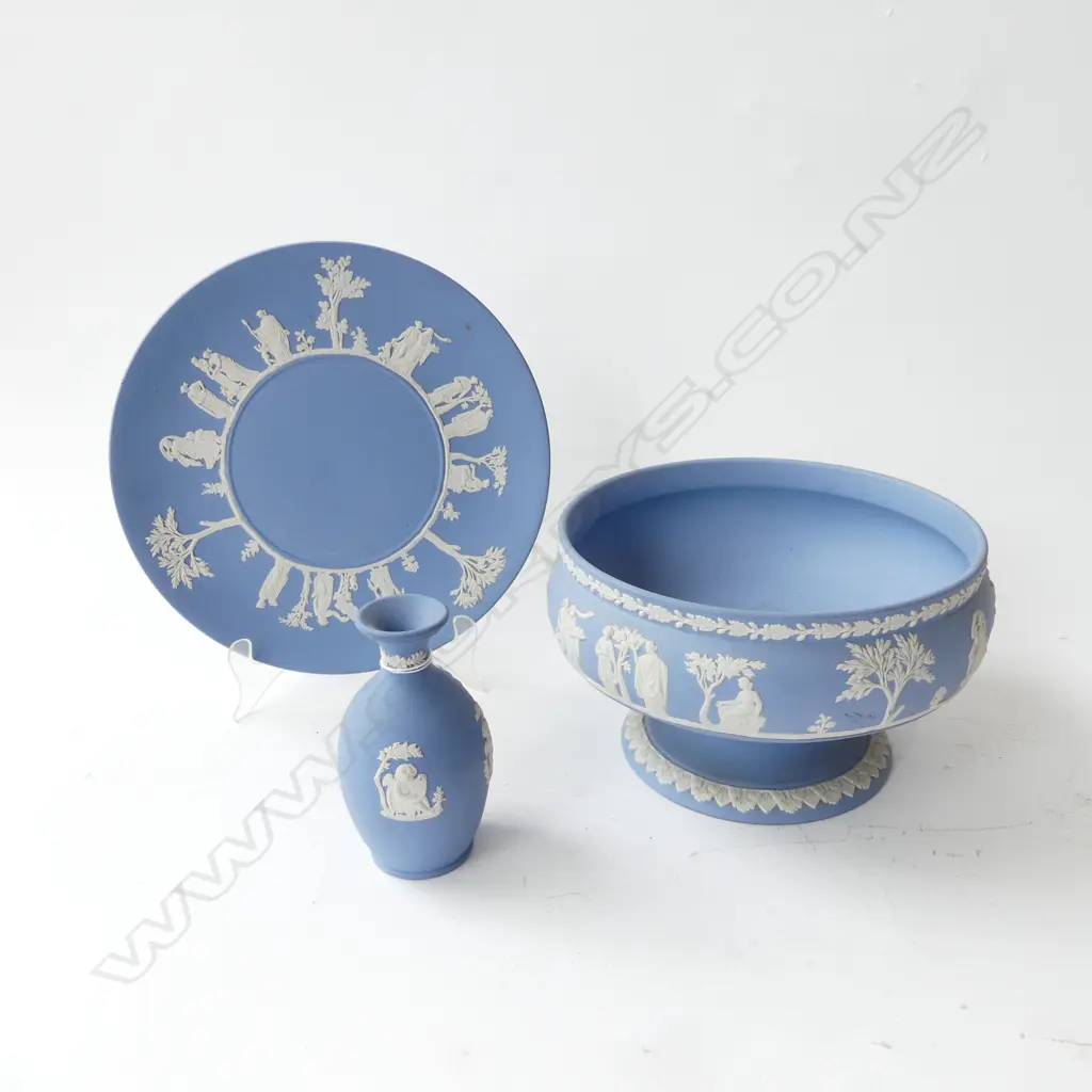 3 PCES BLUE WEDGWOOD JASPERWARE; VASE, PLATE, COMPORT 215mm dia Image 1++