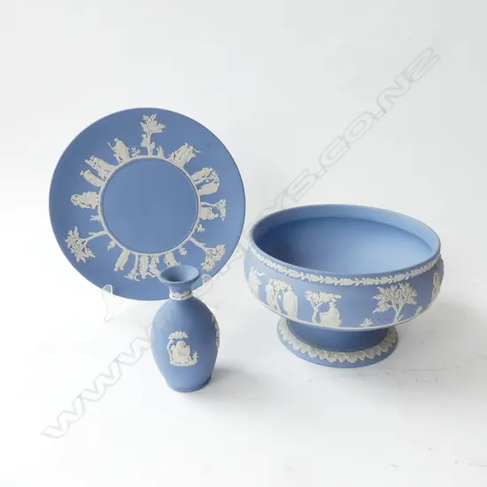 3 PCES BLUE WEDGWOOD JASPERWARE; VASE, PLATE, COMPORT 215mm dia