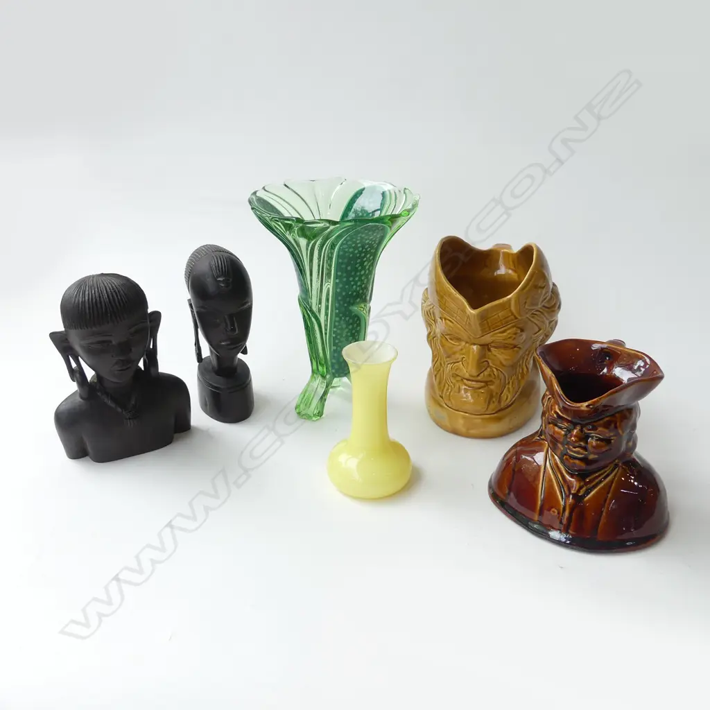 6 PCES; 2 WOODEN HEADS, 2 JUGS, 2 GLASS VASES H.200mm Image 1++