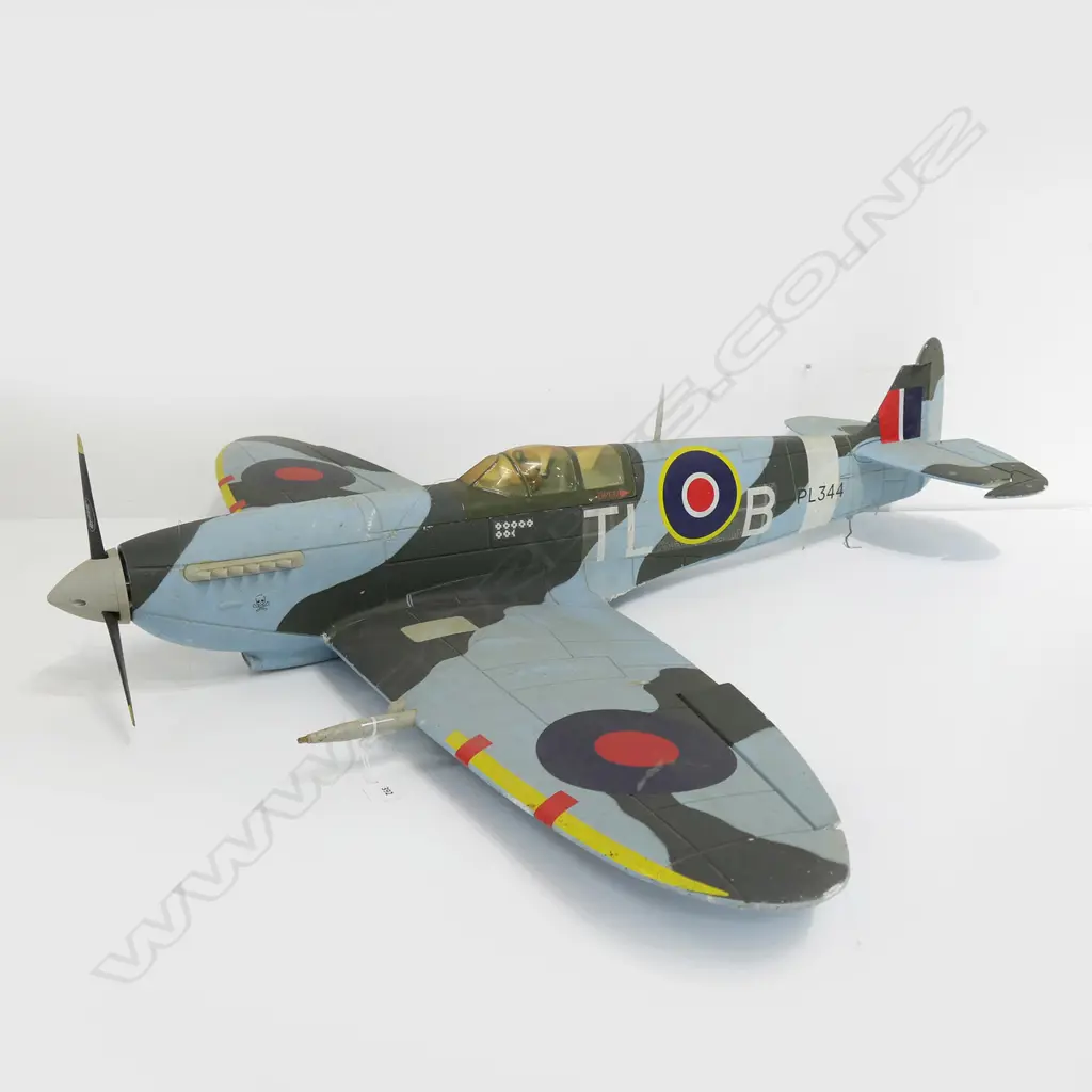 LG GREY PAINTED STYROFOAM MODEL PLANE, 1030 x 1220mm Image 1++