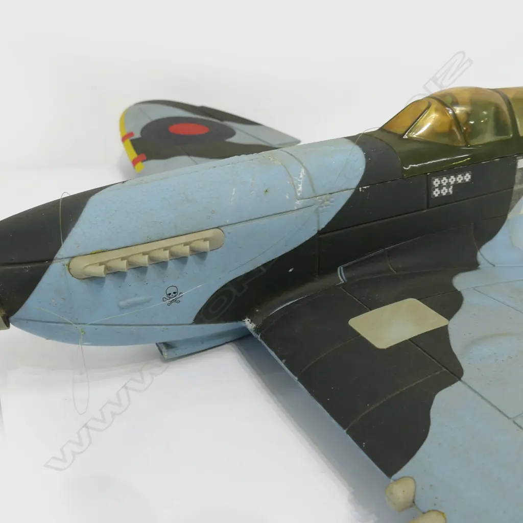 LG GREY PAINTED STYROFOAM MODEL PLANE, 1030 x 1220mm Image 1++
