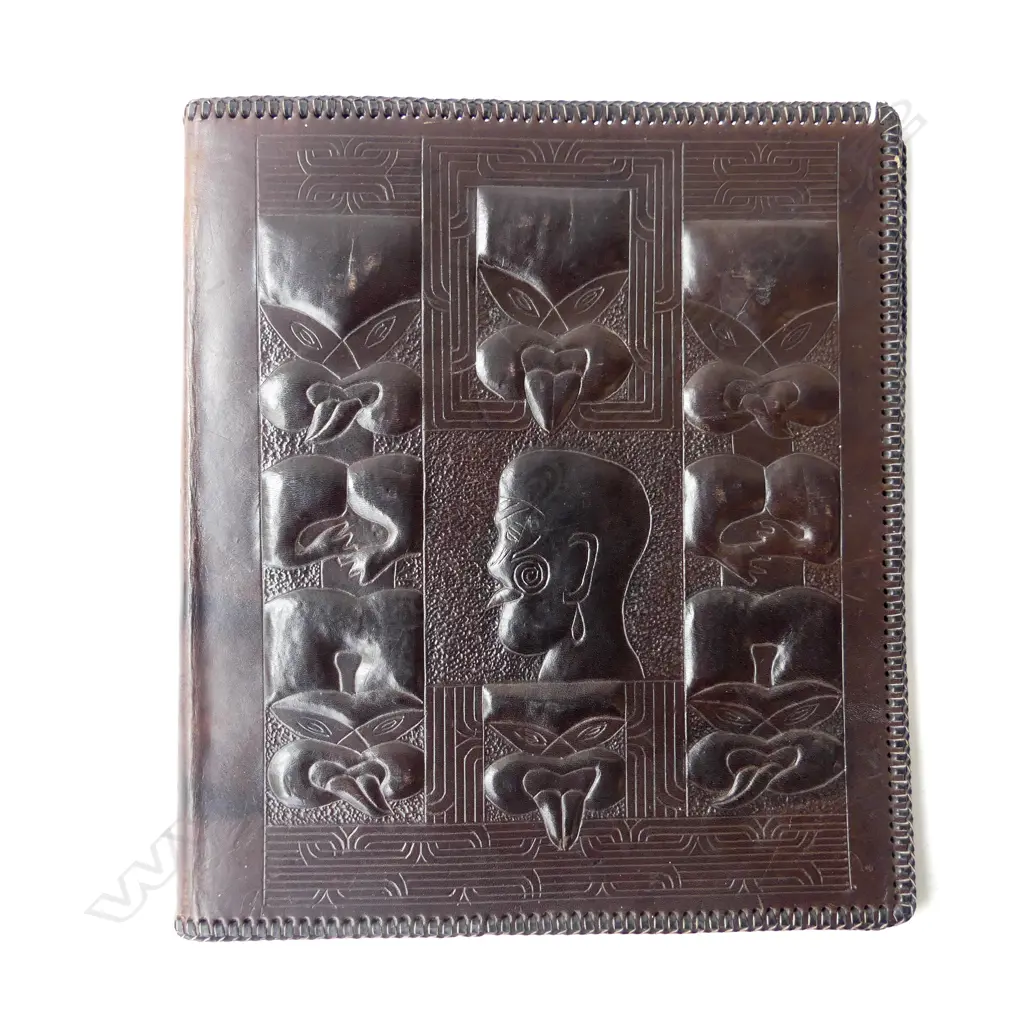 LEATHER FOLDER w. MAORI DESIGN H.310mm Image 1++