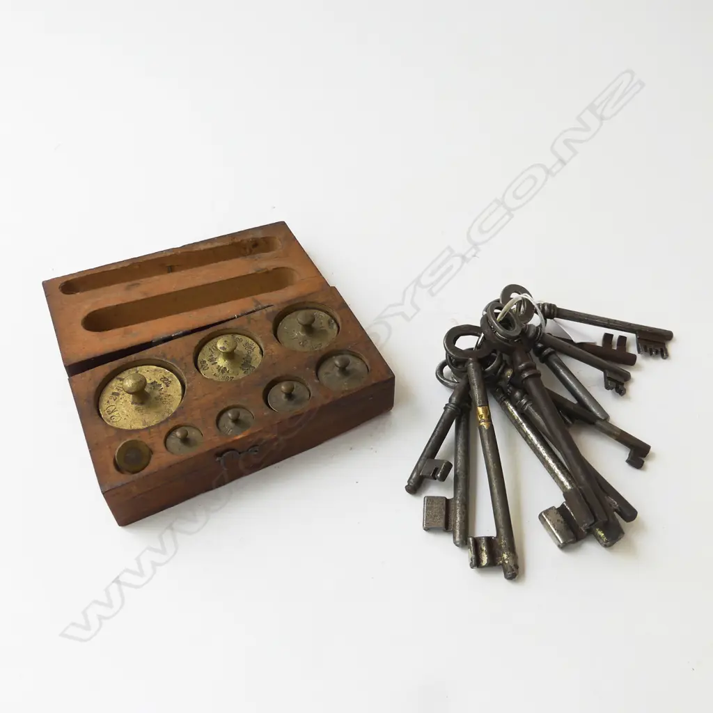 SET BOXED VINTAGE WEIGHTS & LG COLLECTION VINTAGE KEYS Image 1++