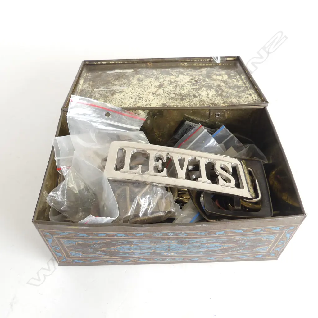 COLLECTION BUCKLES IN A VINTAGE TIN Image 1++