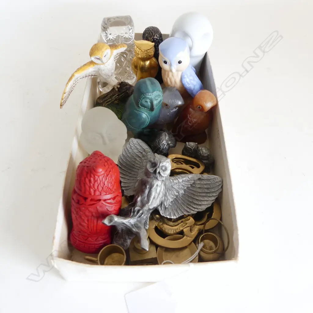 COLLECTION OF OWL ORNAMENTS, BRASS HORSE BADGES & COPPER DOLLS HOUSE UTENSILS Image 1++