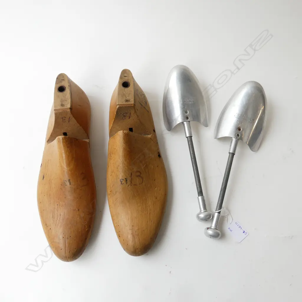 2 PRS SHOE LASTS; WOODEN & METAL Image 1++