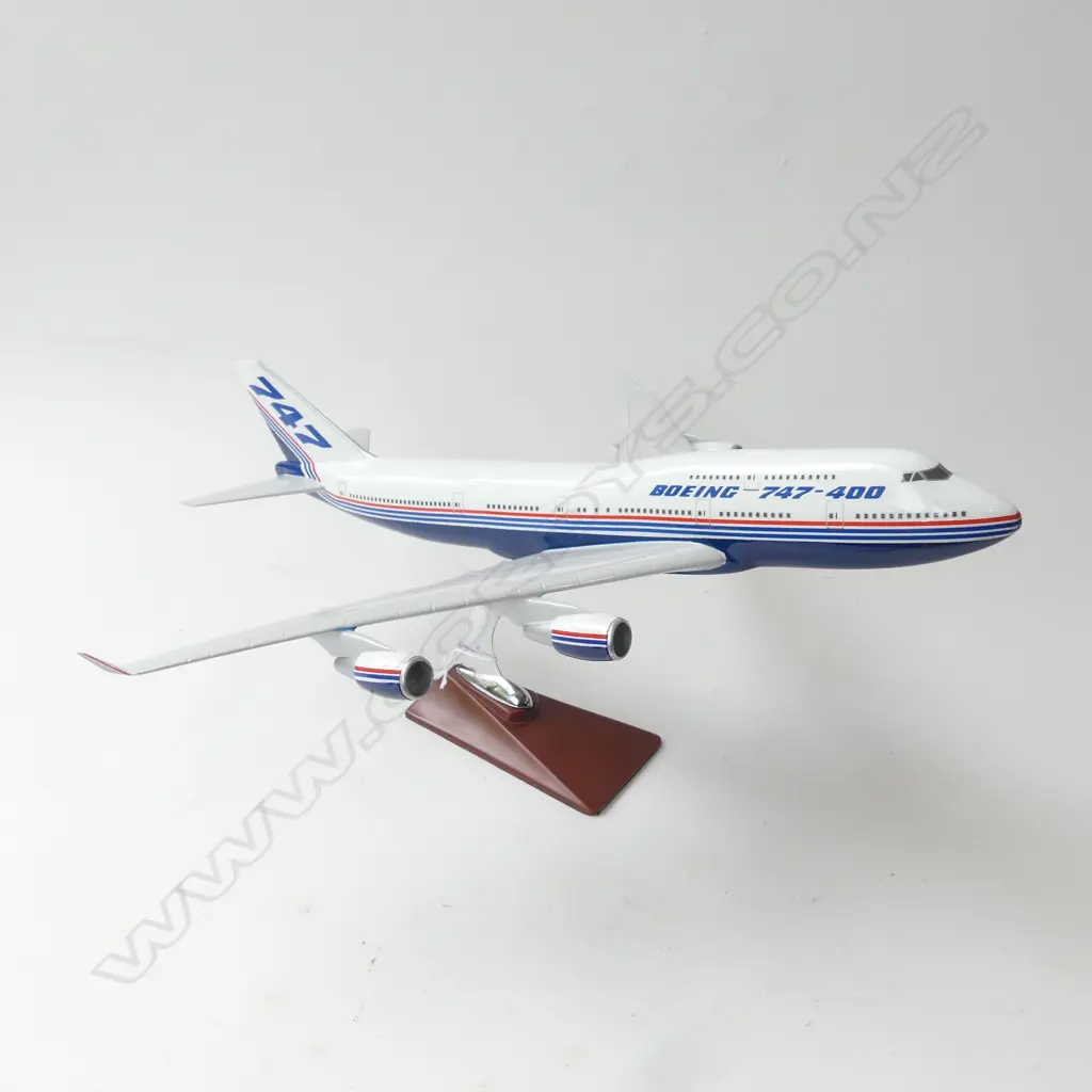 MODEL 747 PLANE ON STAND L.440mm Image 1++