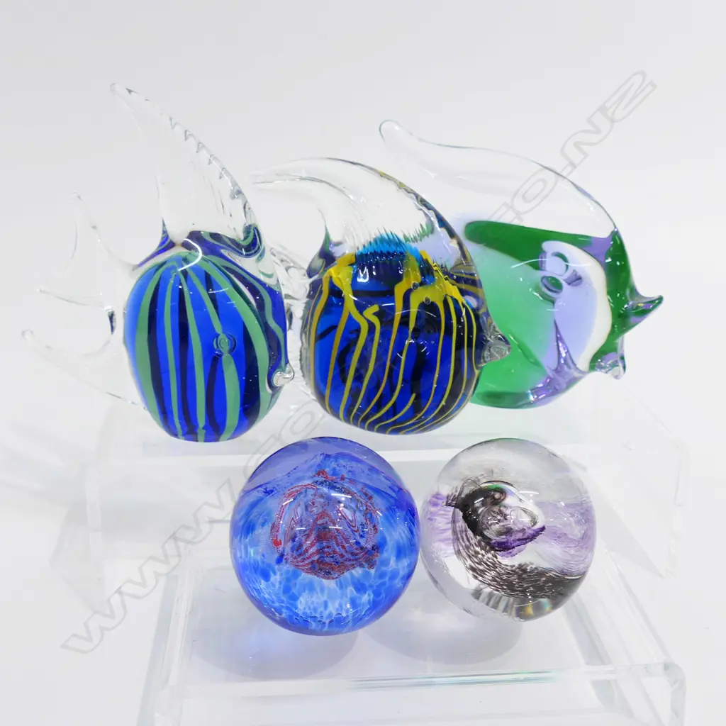 3 ART GLASS FISH (L.180mm) & 2 CAITHNESS MINI PAPERWEIGHTS Image 1++