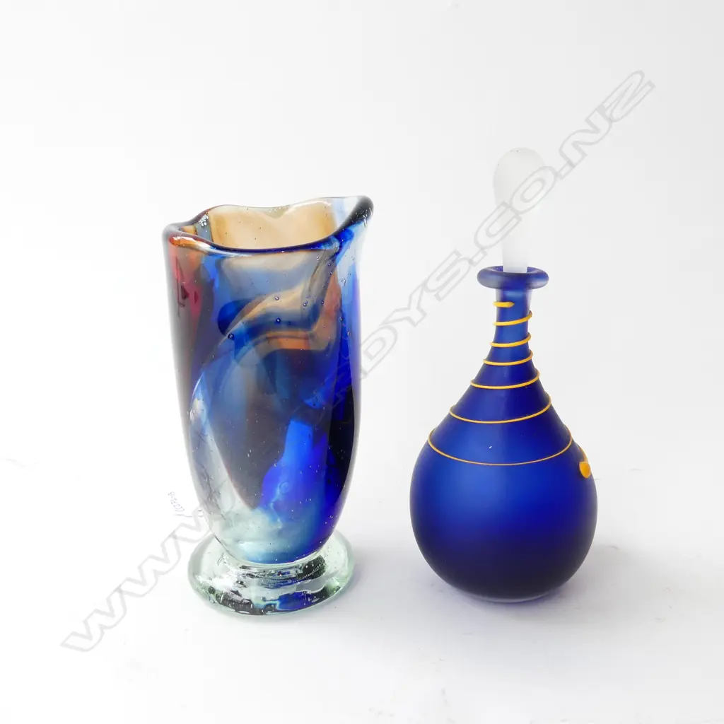 2 PCES ART GLASS; PERFUME BOTTLE & GREG SMITH VASE H.150mm Image 1++